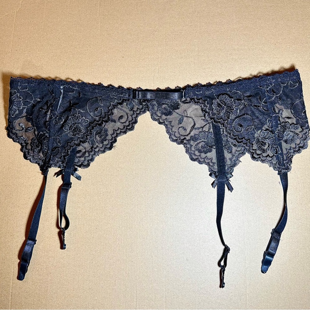 La Petite Coquette Embroidered Lace Garter SZ XL O/S